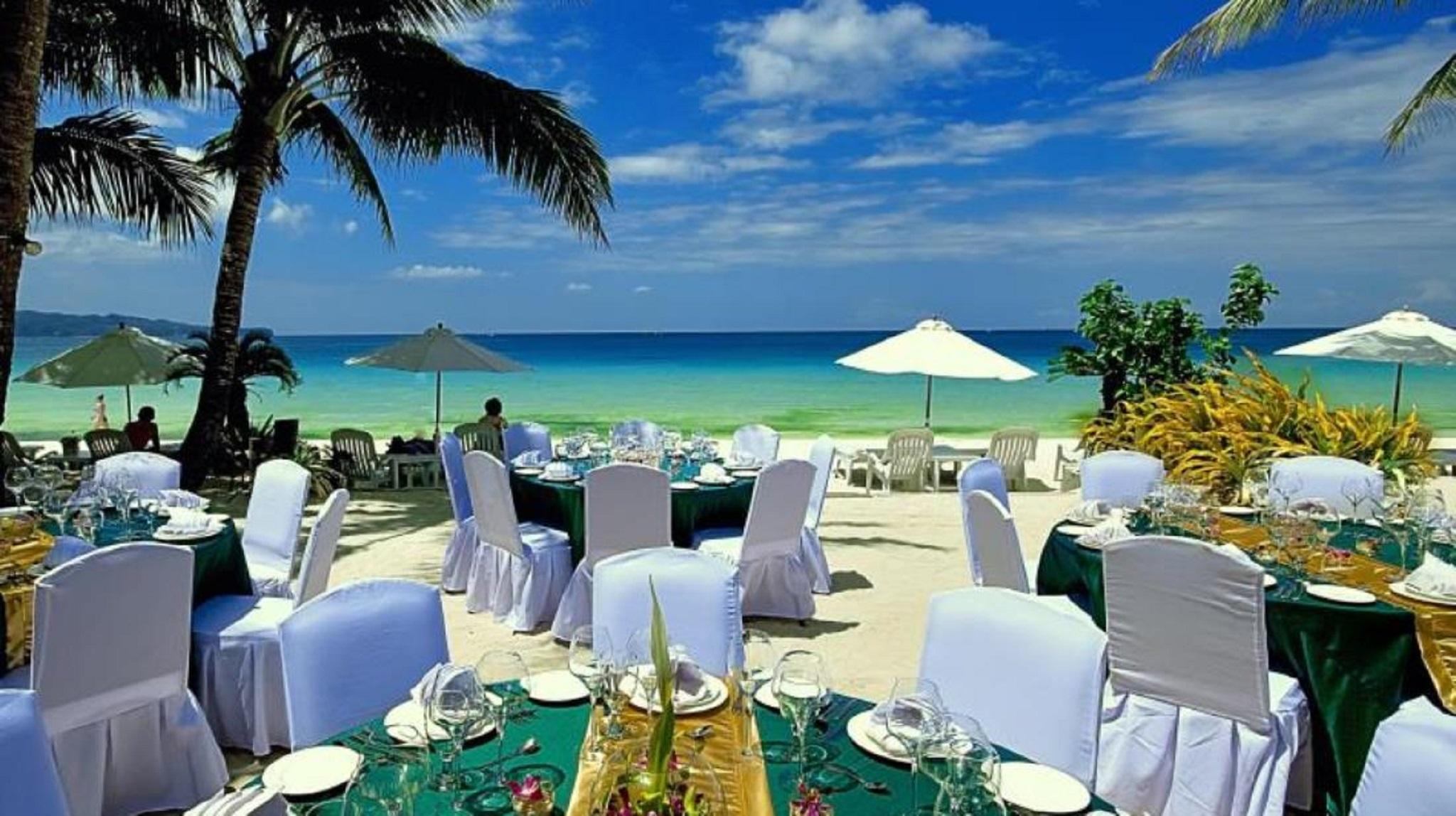 Henann Regency Resort And Spa Balabag  Exterior photo Beachfront dining at the resort