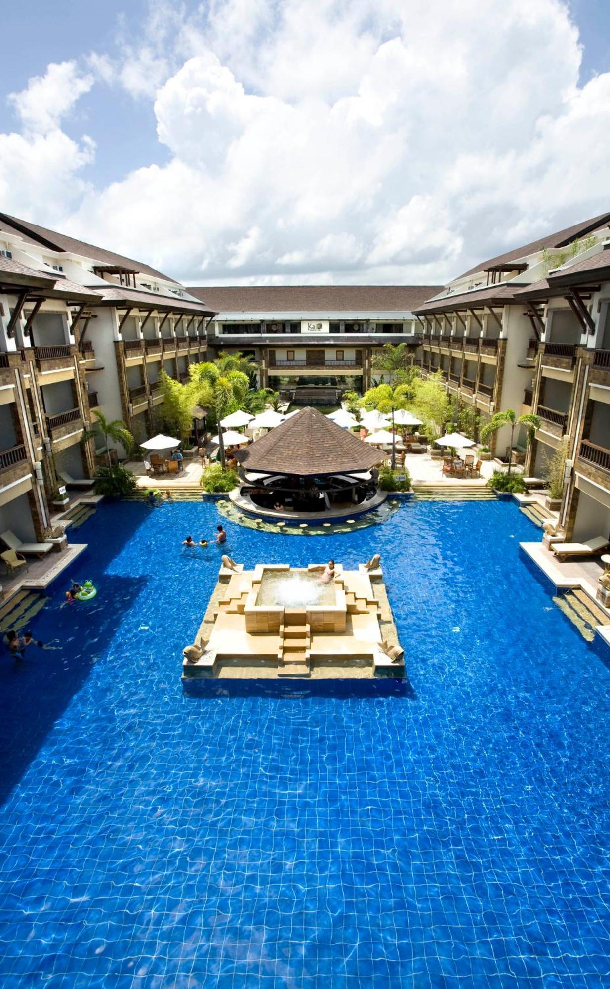 Henann Regency Resort And Spa Balabag  Exterior photo The pool at the Shangri-La Hotel, Manila