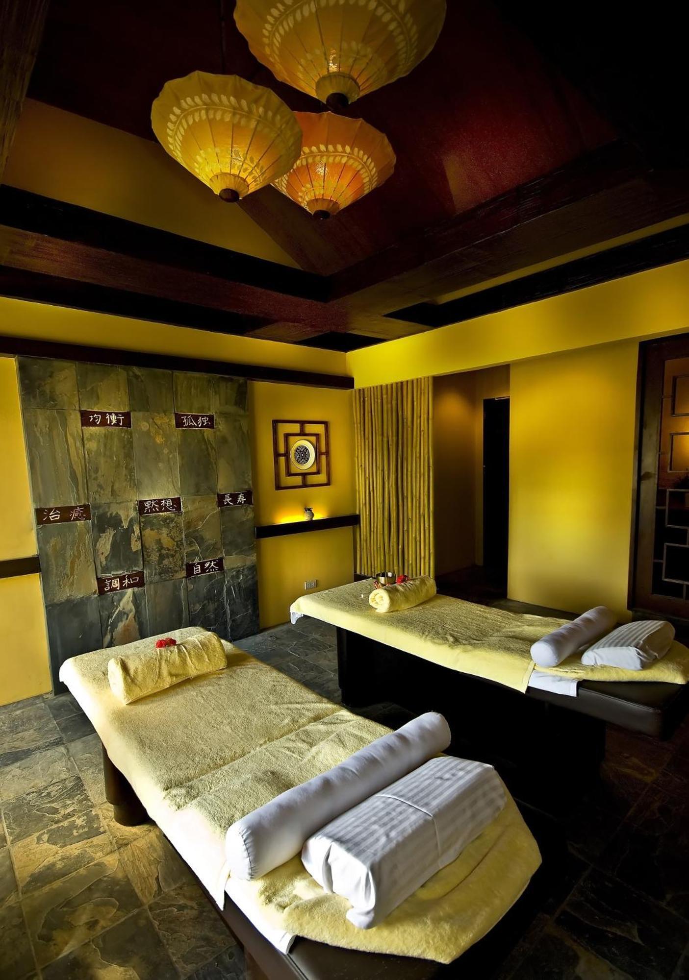 Henann Regency Resort And Spa Balabag  Exterior photo A spa treatment room